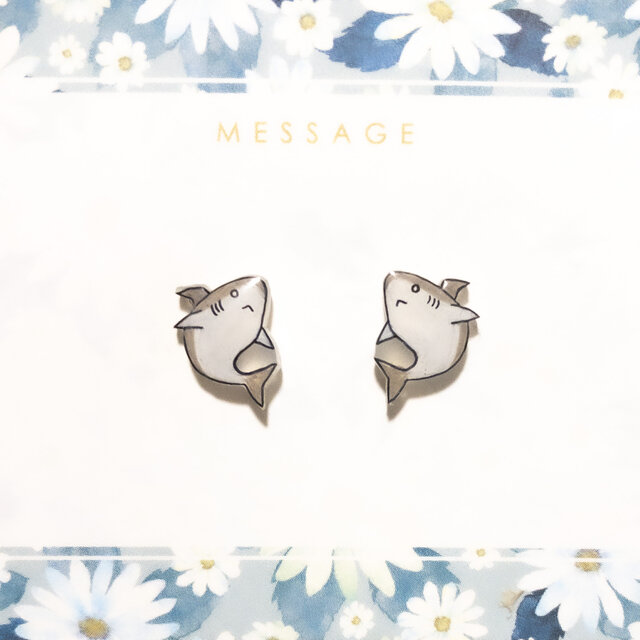 ～小さなピアスシリーズ～サメ(A)ピアス/ノンホールピアス(樹脂イヤリング)