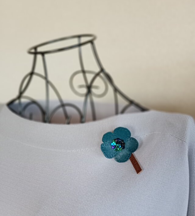 【受注制作】革のお花ブローチ（S）