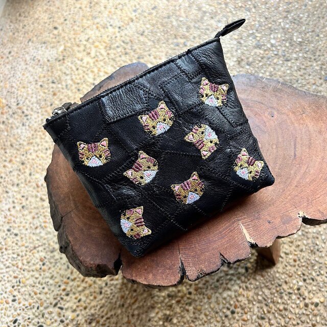 革パッチワークのファスナーポーチ（黒の革＋トラ猫の刺繍）03008-23