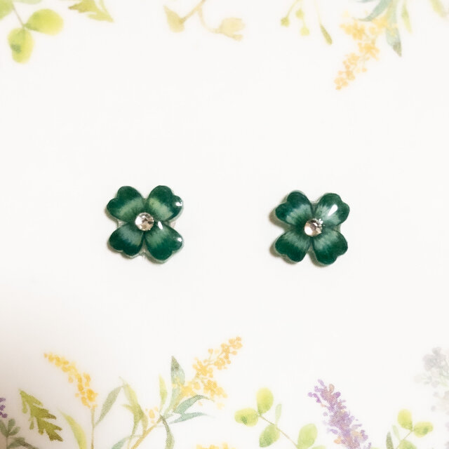 ～小さなピアスシリーズ～四葉のクローバーのピアス/ノンホールピアス(樹脂イヤリング)