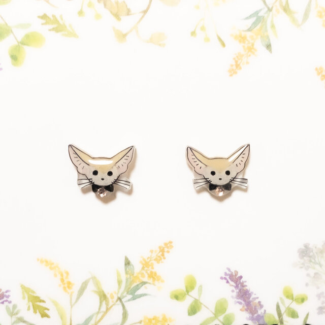 ～小さなピアスシリーズ～フェネックのピアス/ノンホールピアス(樹脂イヤリング)