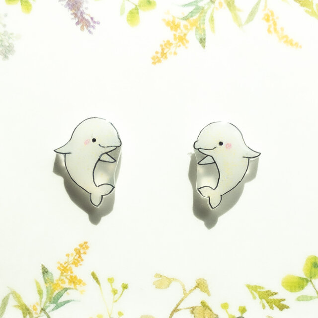 ～小さなピアスシリーズ～シロイルカのピアス/ノンホールピアス(樹脂イヤリング)