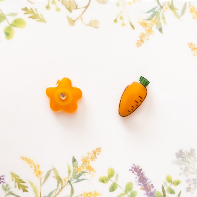 ～小さなピアスシリーズ～人参と花型人参のピアス/ノンホールピアス(樹脂イヤリング)