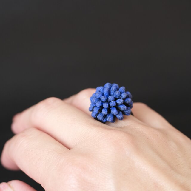 幸せを導く ラピスラズリ 手彫り花 8.5㍉ サイズ15.5㌢ forest flower ring 4 （ラピスラズリ） | iichi 日々の暮らしを