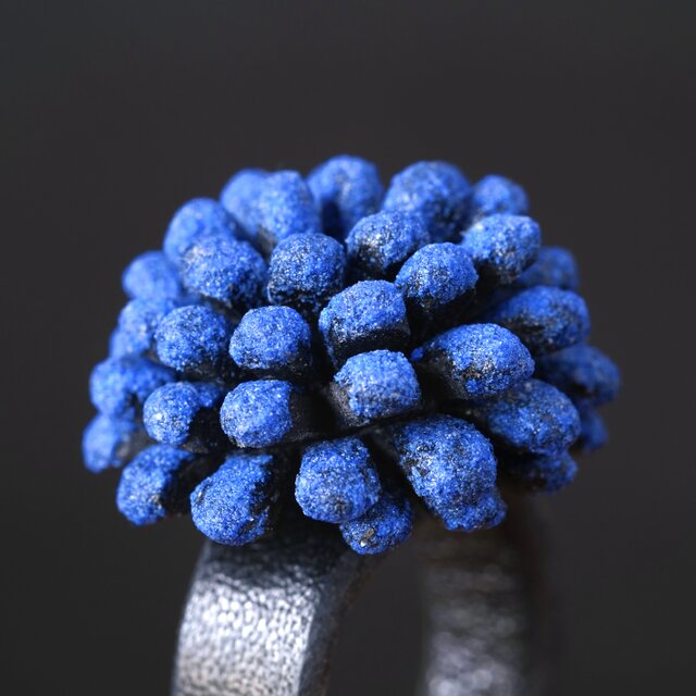 幸せを導く ラピスラズリ 手彫り花 8.5㍉ サイズ15.5㌢ forest flower ring 4 （ラピスラズリ） | iichi 日々の暮らしを