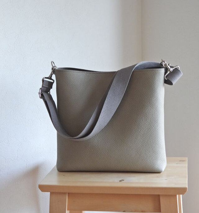 スクエアショルダー　ちょっと大きめ　マットなラテグレージュ／モーヴグレーショルダー