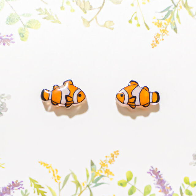 ～小さなピアスシリーズ～カクレクマノミのピアス/ノンホールピアス(樹脂イヤリング)