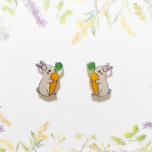 ～小さなピアスシリーズ～うさぎと人参のピアス/ノンホールピアス(樹脂イヤリング)
