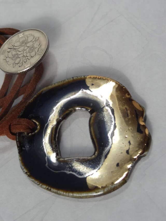 陶のネックレス（金色模様）G01