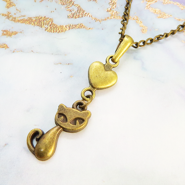 アンティークゴールド 猫とハートのシンプルでコンパクトな可愛いネックレス 金古美色 長さ変更可