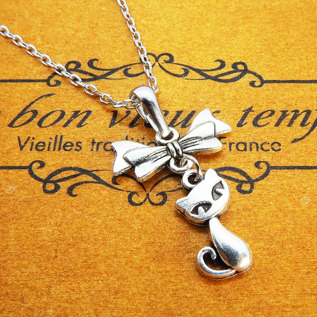 アンティークシルバーの猫とリボンのシンプルで可愛いネックレス 銀古美色 長さ変更可 SV925変更可