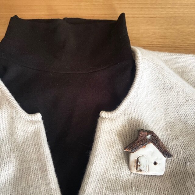 陶器ブローチ　おうち③　クリスタルビーズ