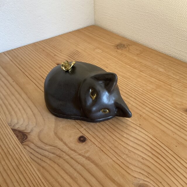 黒猫と金色の蝶の蓋もの