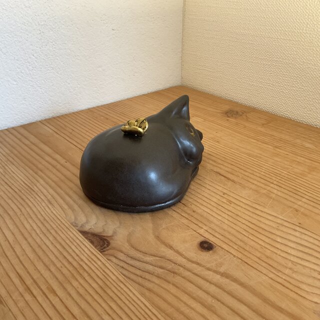 黒猫と金色の蝶の蓋もの | iichi 日々の暮らしを心地よくする