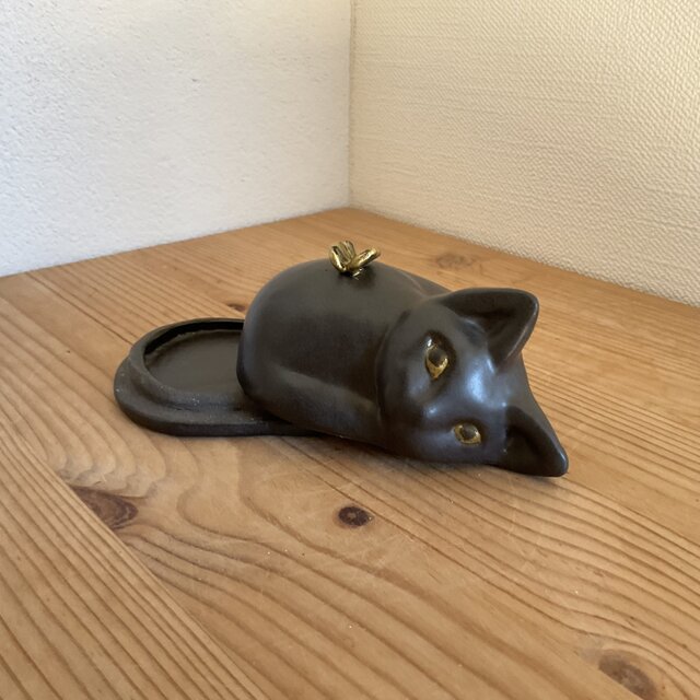 黒猫と金色の蝶の蓋もの | iichi 日々の暮らしを心地よくする