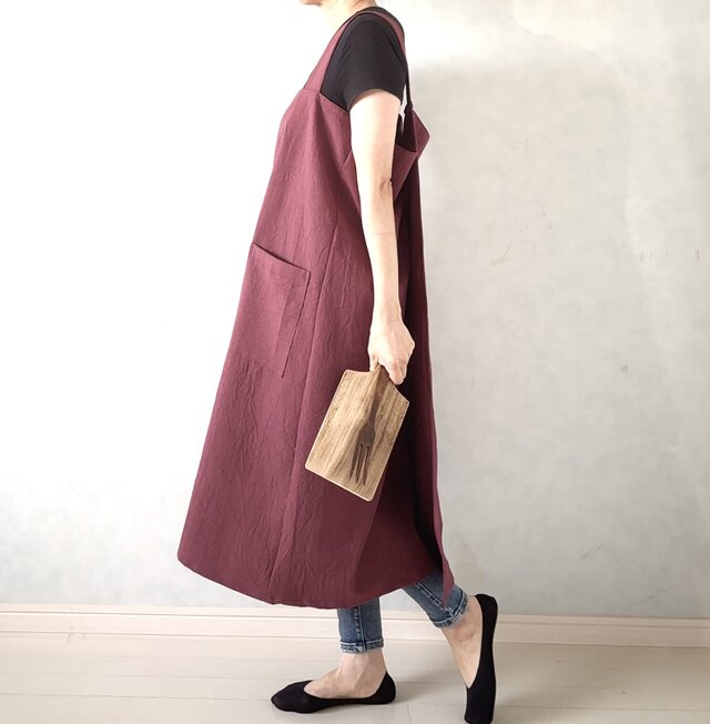ナチュラルなシワ感とざっくり質感をお楽しみください。ハンドワッシャー加工のラップエプロン【ワイン】