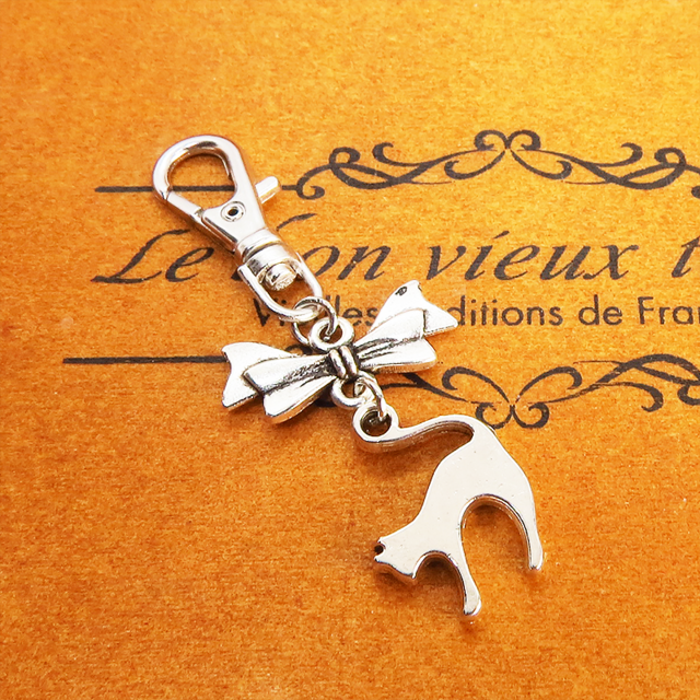 アンティークシルバー 跳ね猫とリボンの大人可愛いファスナーチャーム キーホルダー マスクチャーム 金具交換可