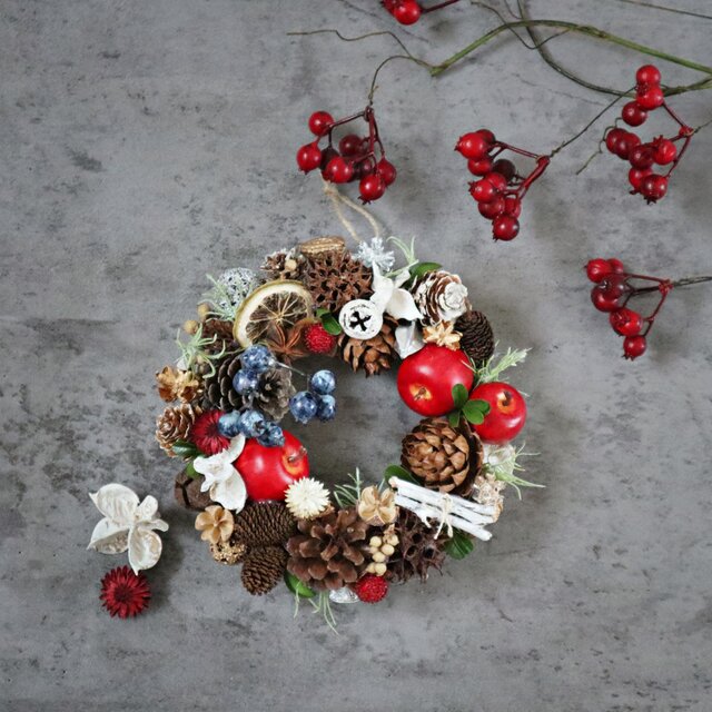 25 クリスマス りんごと松ぼっくりと青いベリーのリース★mini 17㎝