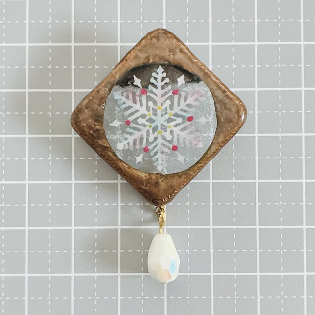 雪の結晶のブローチ ステンドグラスブローチ | iichi 日々の暮らしを
