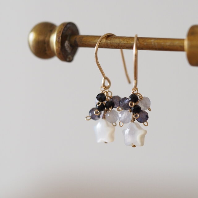 14kgf：ホワイトシェル・アイオライト・スピネルの星空ピアス（イヤリング）№9204