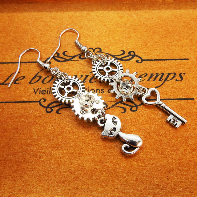 アンティークシルバー 猫と歯車・カギを組み合わせたスチームパンク風アシンメトリーピアス サージカル可