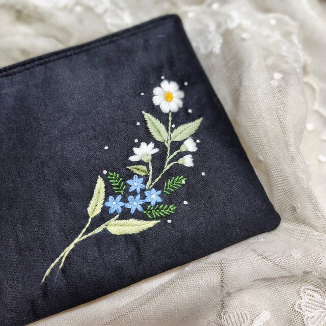 黒リネン*手刺繍*ボタニカル*ポーチ