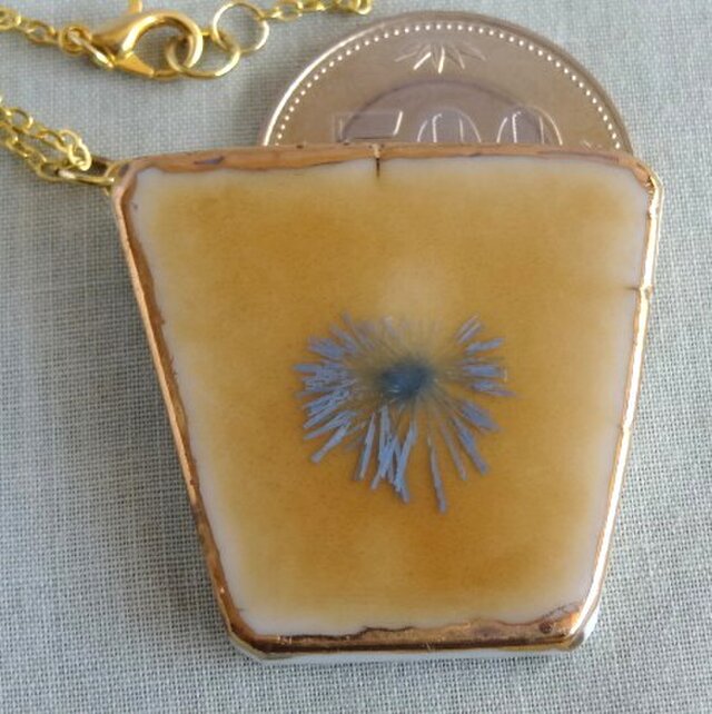 陶片に結晶アクセサリー　金液縁取りC01