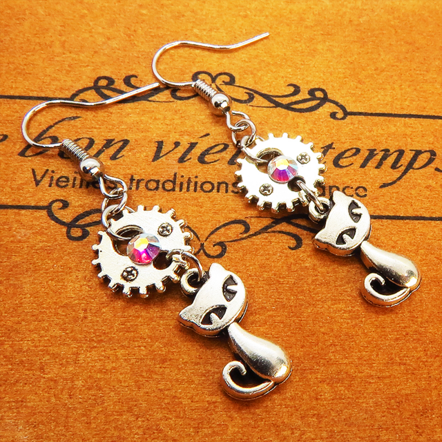 猫と歯スチームパンク風 猫と歯車・ギアのアンティークシルバーのピアス スワロフスキー クリスタルオーロラ