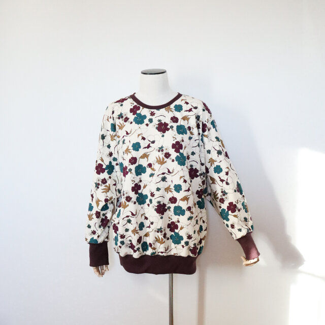 レトロな花柄のスウェット
