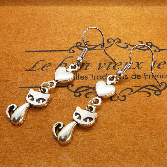アンティークシルバー 猫とハートの組み合わせたシンプルでコンパクトなピアス サージカル可