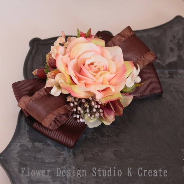 薔薇とヒペリカムのリボンヘアクリップ　髪飾り　ブラウン　茶色　リボン　結婚式　発表会　ヘアクリップ　髪飾り