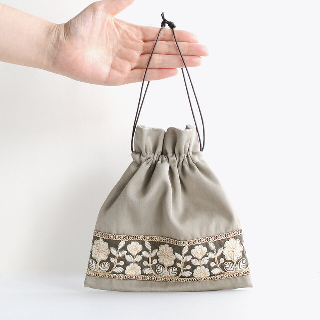 インド刺繍リボンの巾着ポーチ ベージュ | iichi 日々の暮らしを
