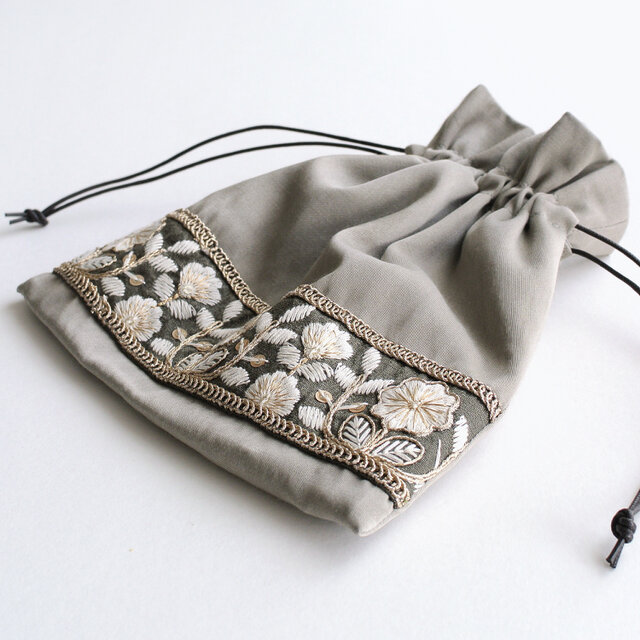 インド刺繍リボンの巾着ポーチ ベージュ | iichi 日々の暮らしを