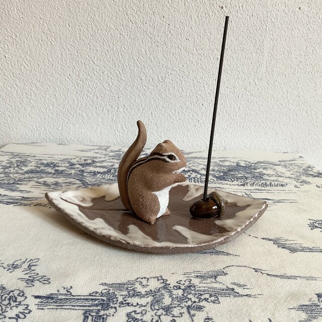 エゾシマリスのお香立て(雪の葉)