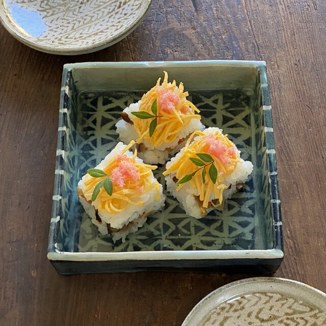 ｜淡青磁の角鉢｜切立角鉢　角皿　正角皿　四方鉢　四方皿　おせち　お正月　ひな祭り　菓子鉢　お祝い事の席　陶器