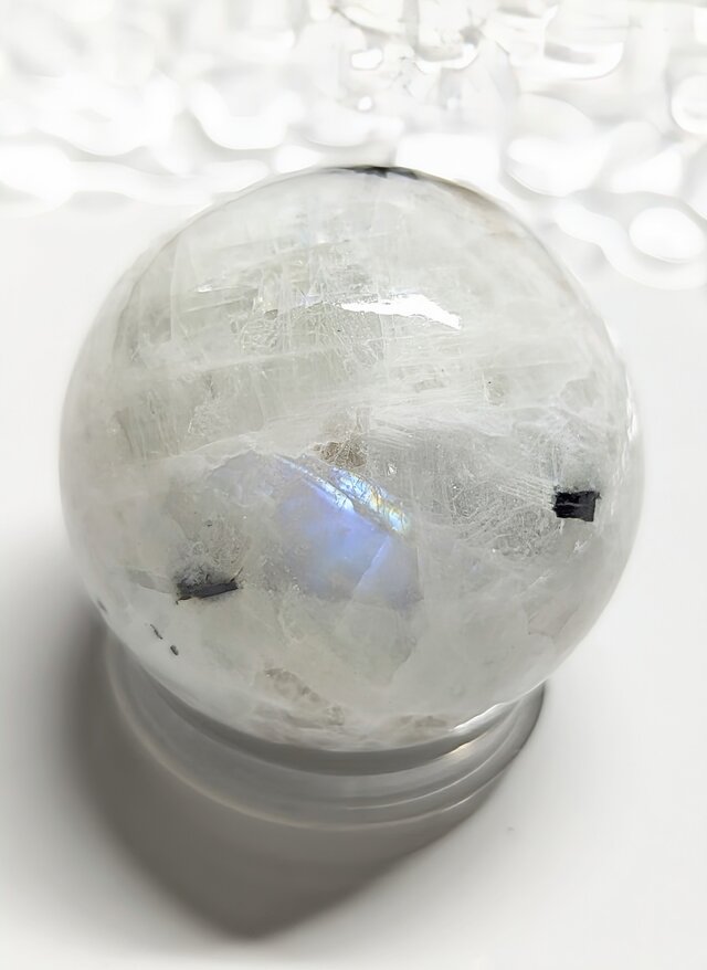 『様々なタイミングを教えてくれるクリスタル✨ブルームーンストーンのスフィア《黒雲母入り》』
