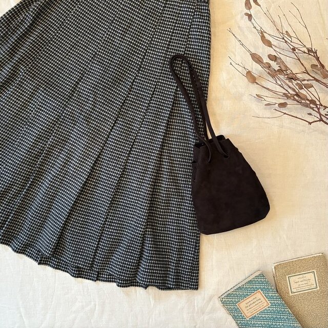 秋コーデに。スウェード スモールランタンバッグ／ダークブラウン｜コーデに映える深み色