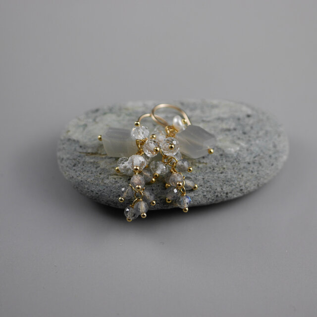 1077 グレームーンストーンとホワイトトパーズのつぶつぶピアス