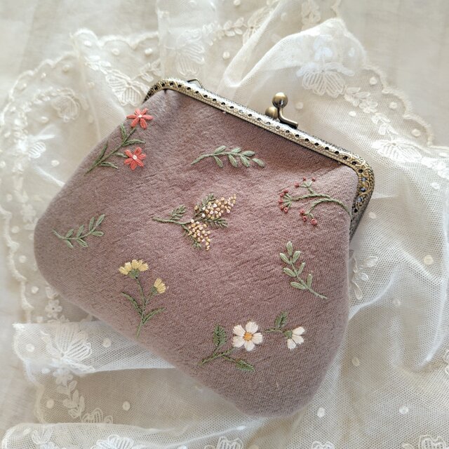 刺繍*野の花*がま口ポーチ*マッシュルームブラウン | iichi 日々の