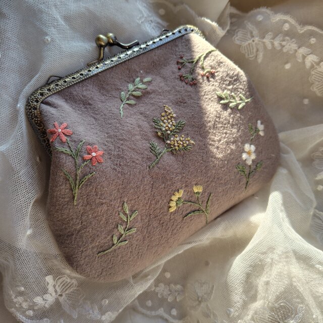 刺繍*野の花*がま口ポーチ*マッシュルームブラウン | iichi 日々の