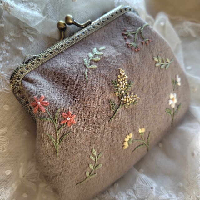 刺繍*野の花*がま口ポーチ*マッシュルームブラウン | iichi 日々の