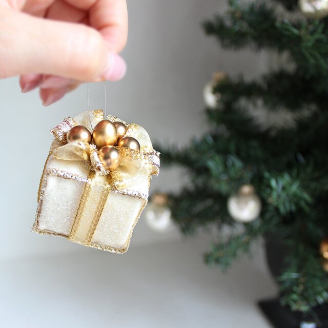 キラキラアイボリー×ゴールド　プレゼントBoxのオーナメント  4個セット(2種類×2個づつ)　　　R&yCH171-2
