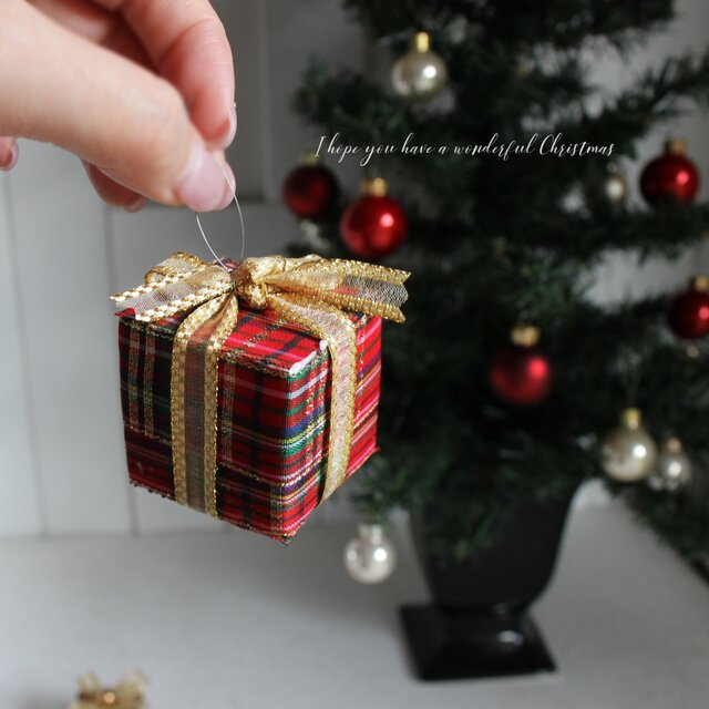 華やぐ赤いタータンチェックのギフトボックスとガラスボールのオーナメントセット（赤×ゴールド）R&yCH170-2