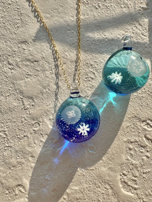 ガラスの海を漂うクラゲ