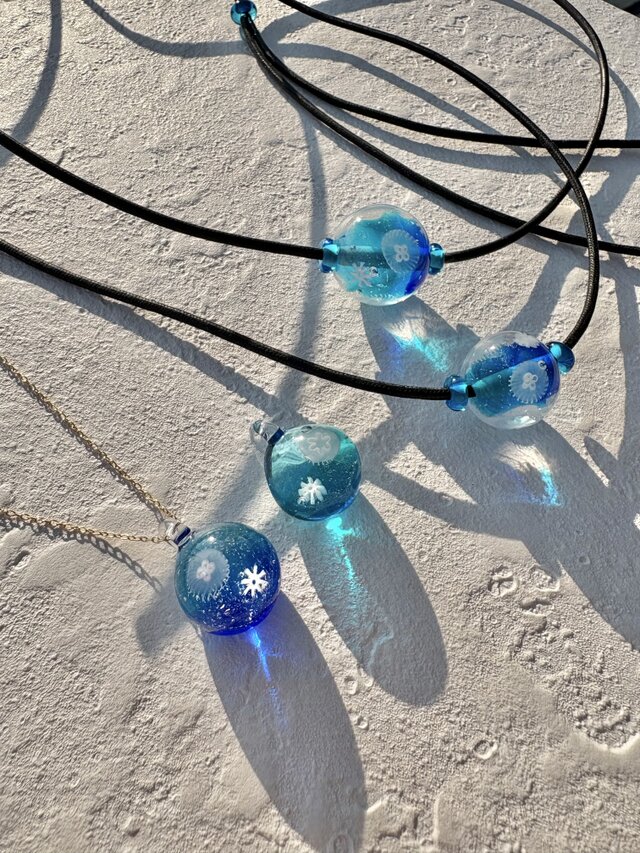 ガラスの海を漂うクラゲ | iichi 日々の暮らしを心地よくする