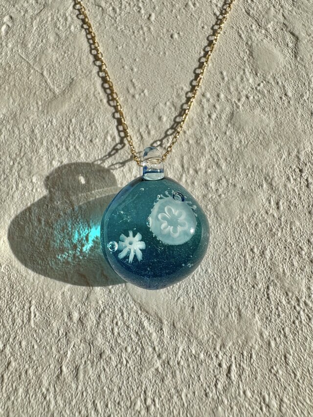 ガラスの海を漂うクラゲ 六花