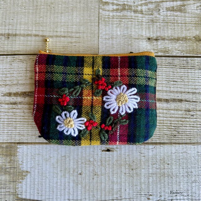 大人かわいい手刺繍お花×タータンチェックのフラットポーチ(ポケットティッシュサイズ) ウール　小物入れ　ギフト　クリスマス　