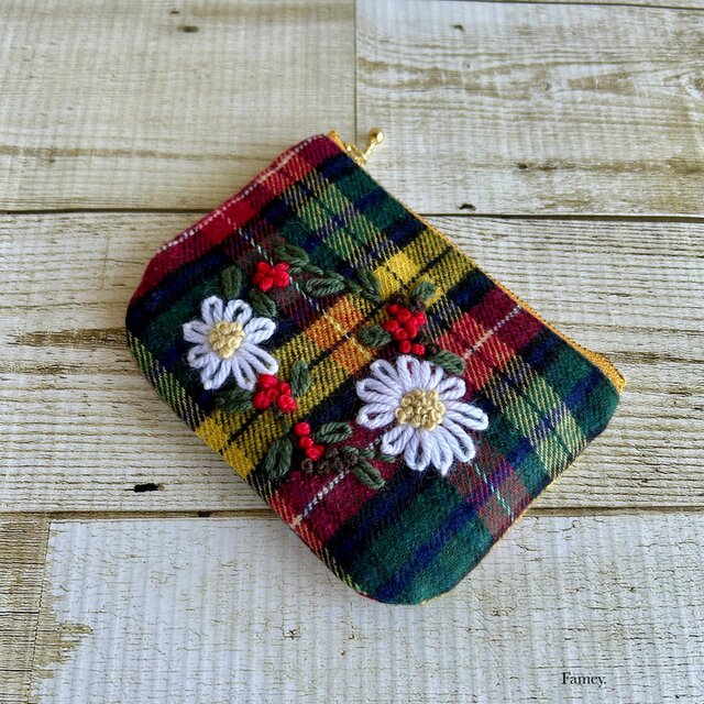 大人かわいい手刺繍お花×タータンチェックのフラットポーチ(ポケット 
