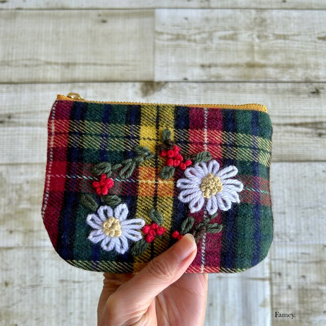 大人かわいい手刺繍お花×タータンチェックのフラットポーチ(ポケット 