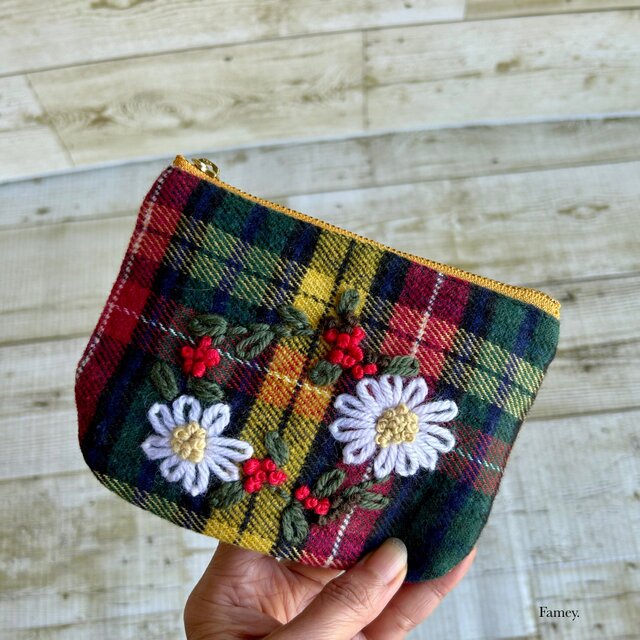 手刺繍】大人かわいいお花×タータンチェックフラットポーチ(ポケット